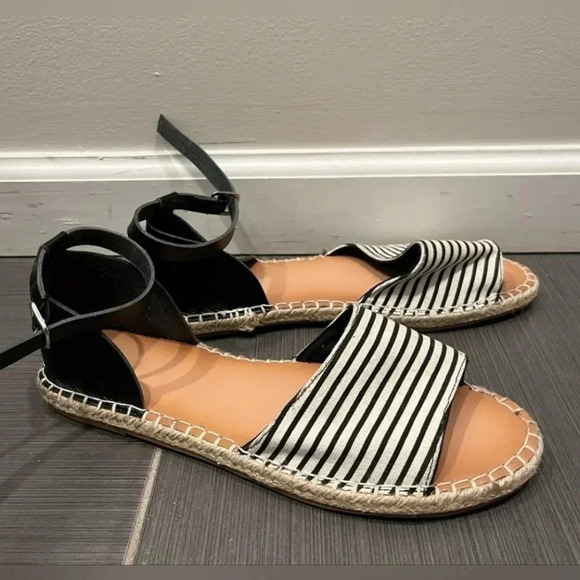 Old Navy striped flat sandals - Picture 4 of 4